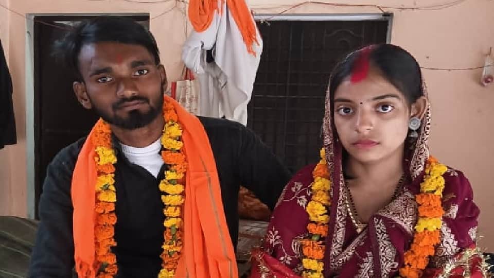 Two girls in Bareilly adopted Hindu religion and married their lovers in a temple in Bareilly
