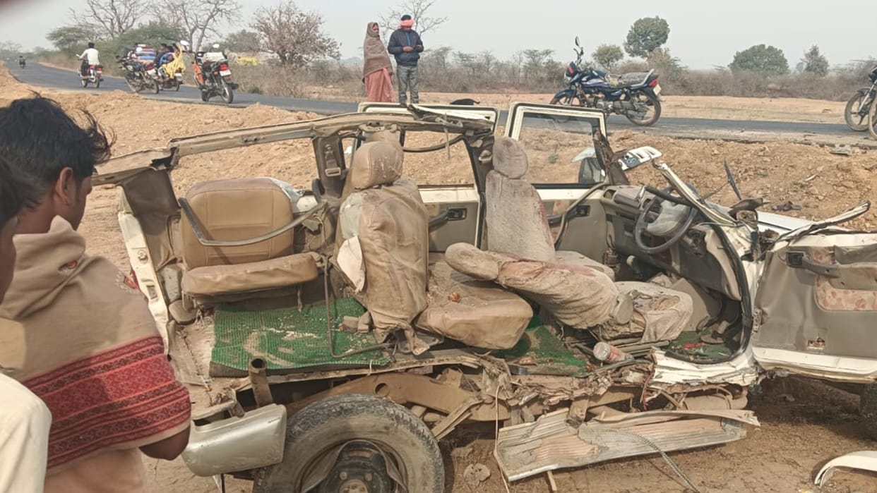 Major Accident In Chandauli many people died and injured after truck collides with bolero