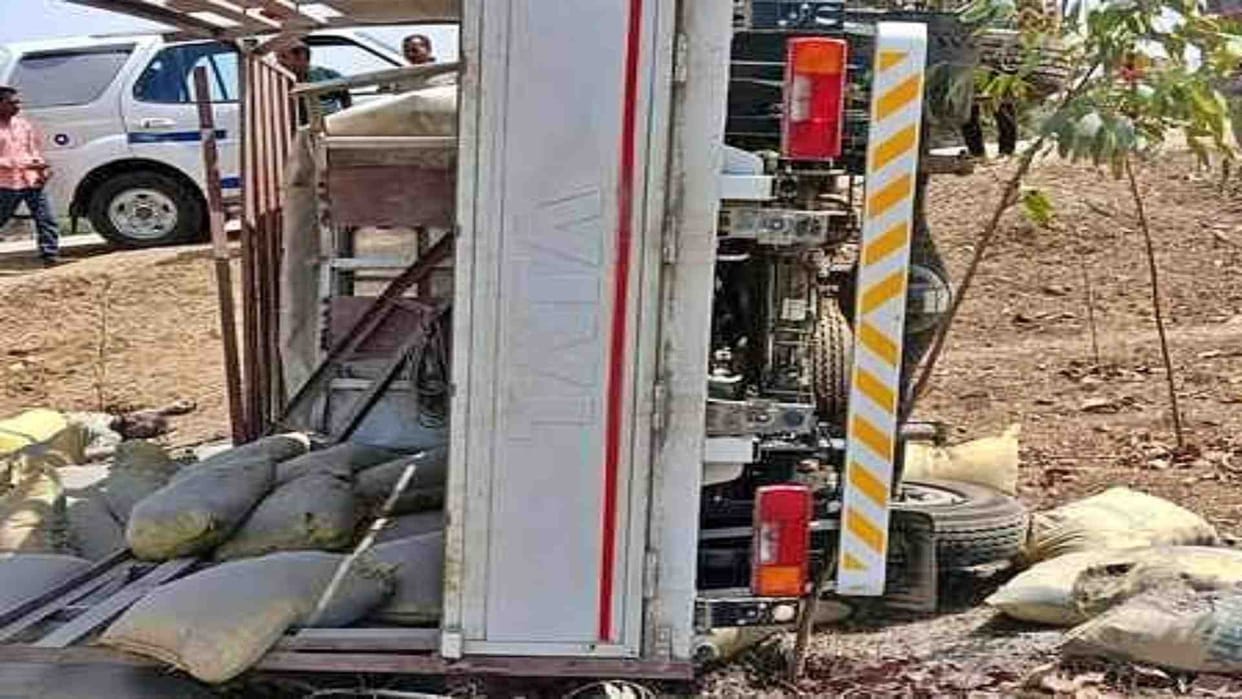 Shahdol News: Two workers died when a Metador carrying cement overturned