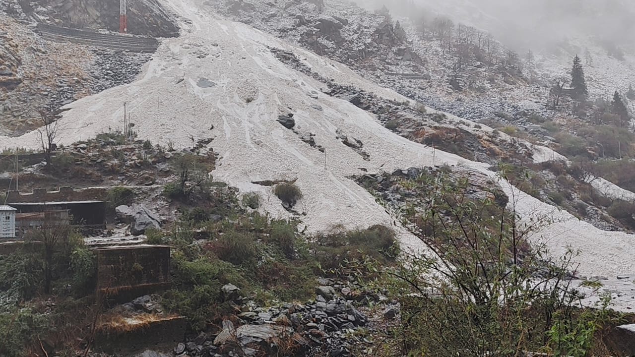 Uttarkashi News Avalanche occurred in Dabrani on Gangotri Highway after Heavy Snowfall snow came on road