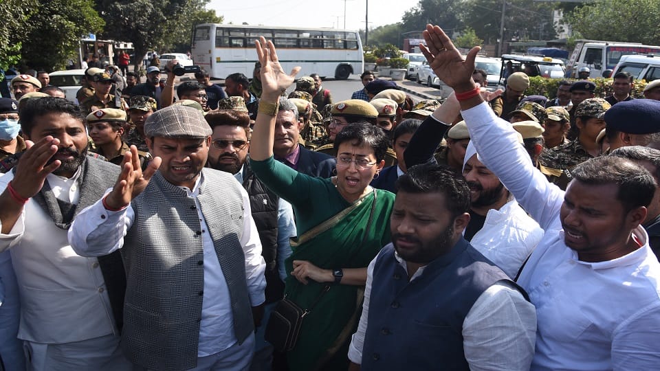 Delhi: Suspended AAP MLAs stopped from going to Assembly