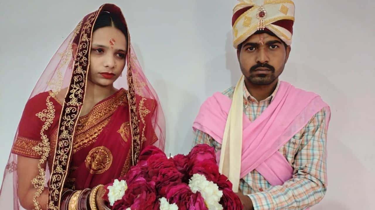 Two girls in Bareilly adopted Hindu religion and married their lovers in a temple in Bareilly