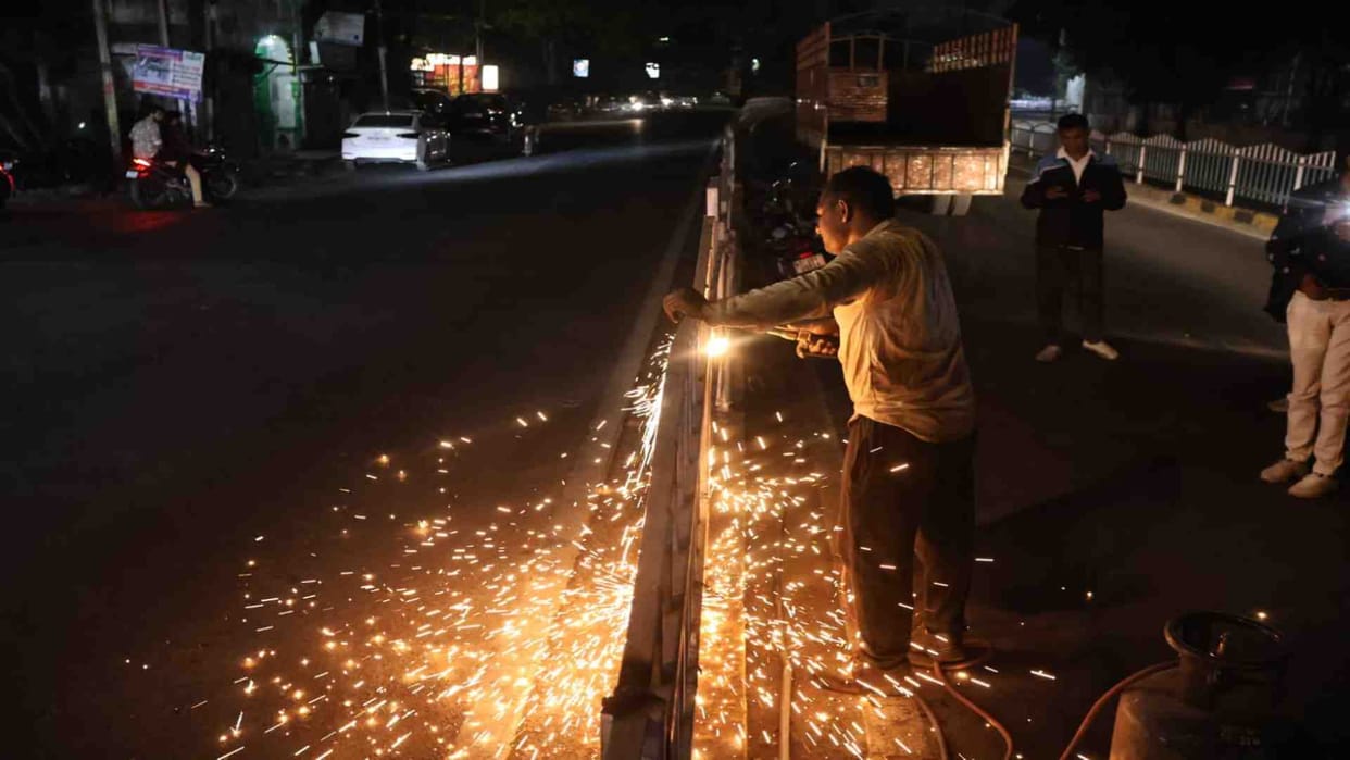 Indore News: The process of removing BRTS started late at night in Indore