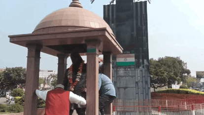 भगत सिंह की प्रतिमा की साफ-सफाई कर स्वच्छ पानी से स्नान कराया