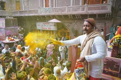 Vrindavan: फुलेरा दूज पर ठाकुर राधावल्लभ की कमर में बांधा गुलाल का फेंटा, श्रद्धालुओं संग जमकर खेली होली Holi celebrations begin in Vrindavan temples