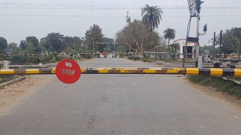 Pratapgarh: Negligence: Driver had to stop the train and close Kusumi gate, gateman kept sleeping even after t