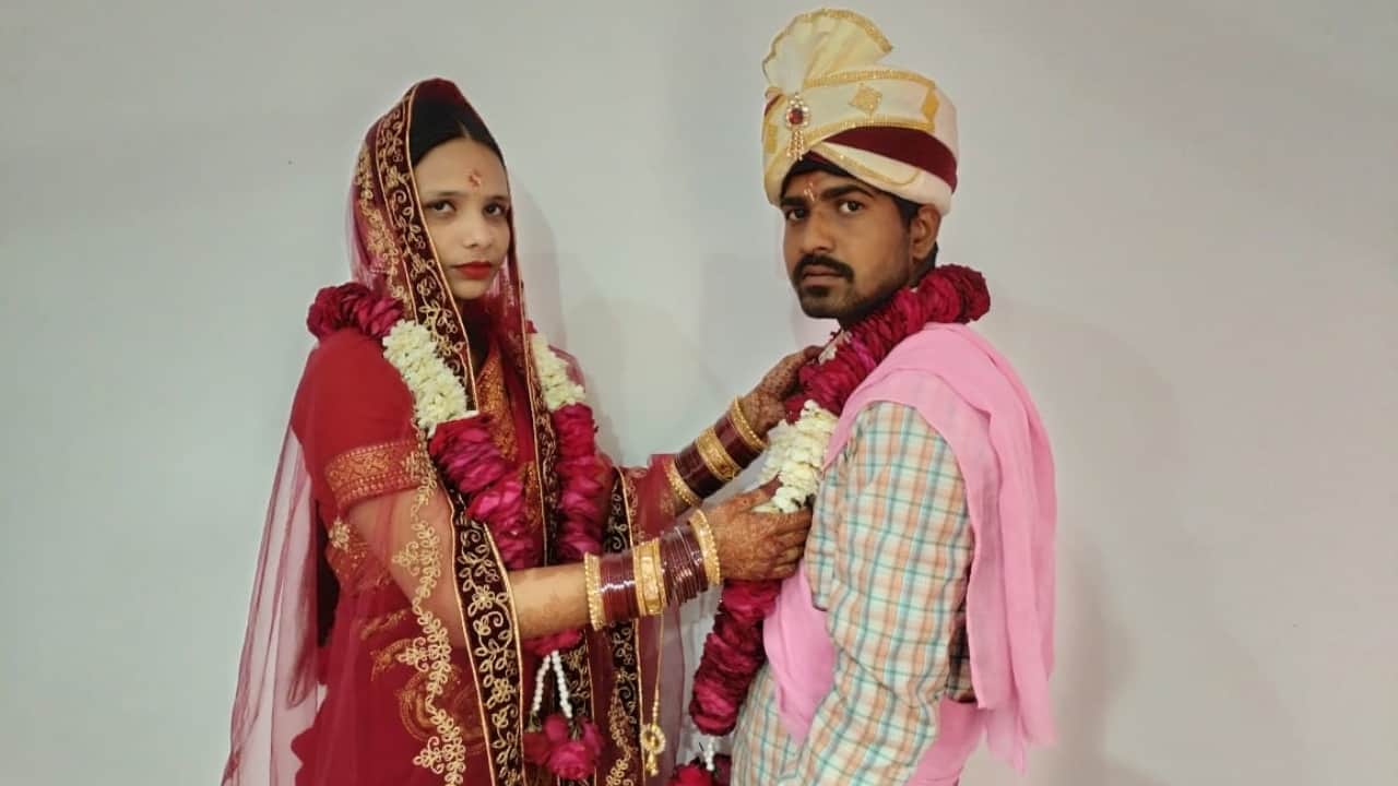 Two girls in Bareilly adopted Hindu religion and married their lovers in a temple in Bareilly