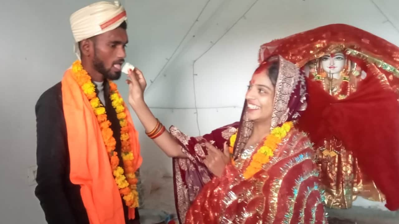 Two girls in Bareilly adopted Hindu religion and married their lovers in a temple in Bareilly