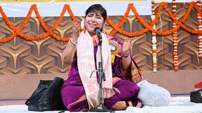 युवा महोत्सव: डीएवी पीजी कॉलेज में सोमा घोष के सुरों से यादगार हो गया कार्यक्रम, हर- हर महादेव का हुआ उद्घोष Youth Festival became memorable due to tunes of Soma Ghosh in DAV PG College