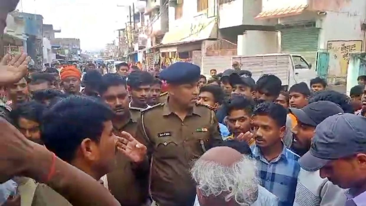 Darbhanga: People attacked police, got angry after a youth missing for 20 days was found mutilated and died