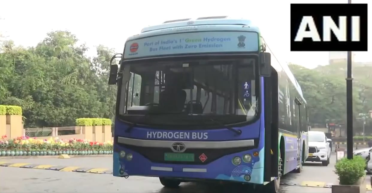 Ministry of Petroleum organise Green Hydrogen bus ride for Brian Greene professor at Columbia University
