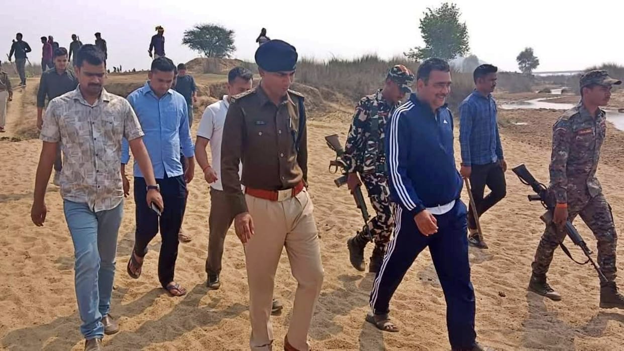 Jamui News: Sand mafias opened fire on police who arrived to stop illegal mining; Inspector narrowly escapes