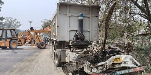 Unnao Accident Driver cleaner crushed by dumper accident happened while changing the wheel of the truck