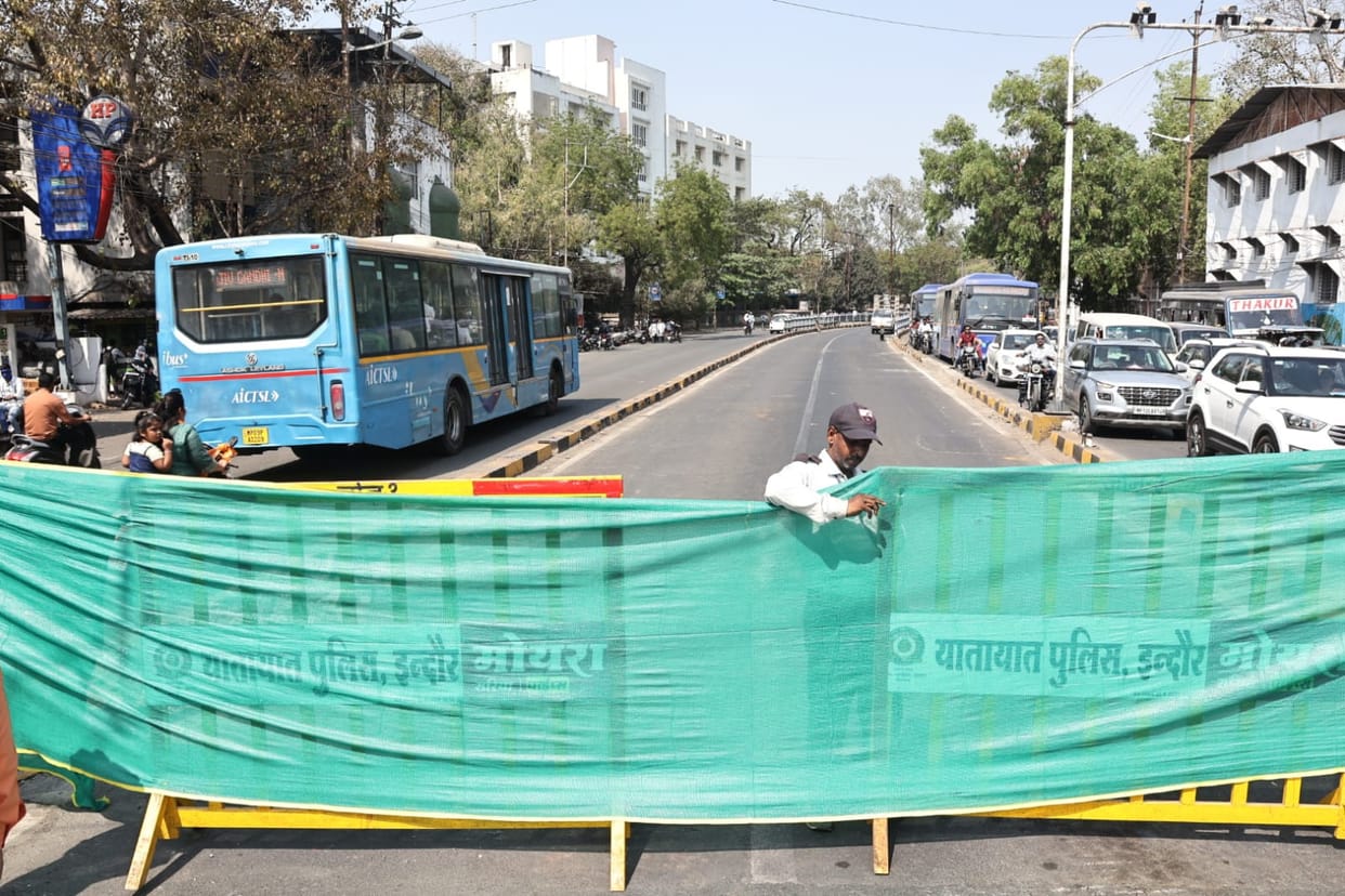 Indore: Bus lane broken, buses plying in mixed lane, railings to be removed first in narrow stretches