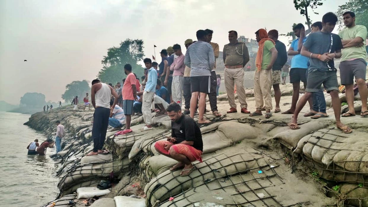 Munger: 2 youths drowned while taking selfie while bathing in Ganga, divers and SDRF team engaged in search