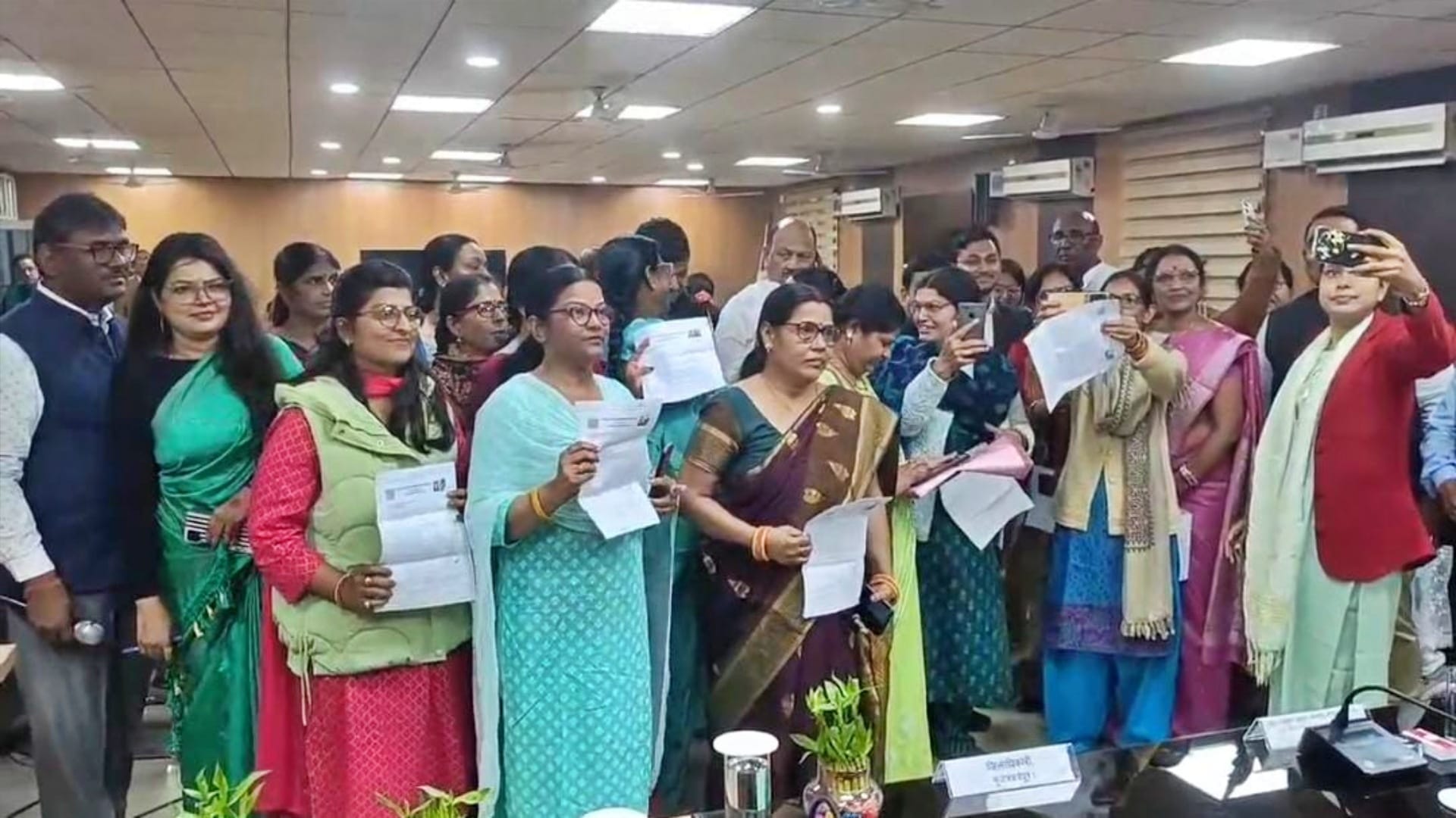 Muzaffarpur News: Provisional appointment letters handed over to teachers, MLC Vanshidhar Brajwasi opposed