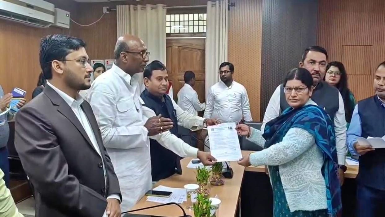 Muzaffarpur News: Provisional appointment letters handed over to teachers, MLC Vanshidhar Brajwasi opposed