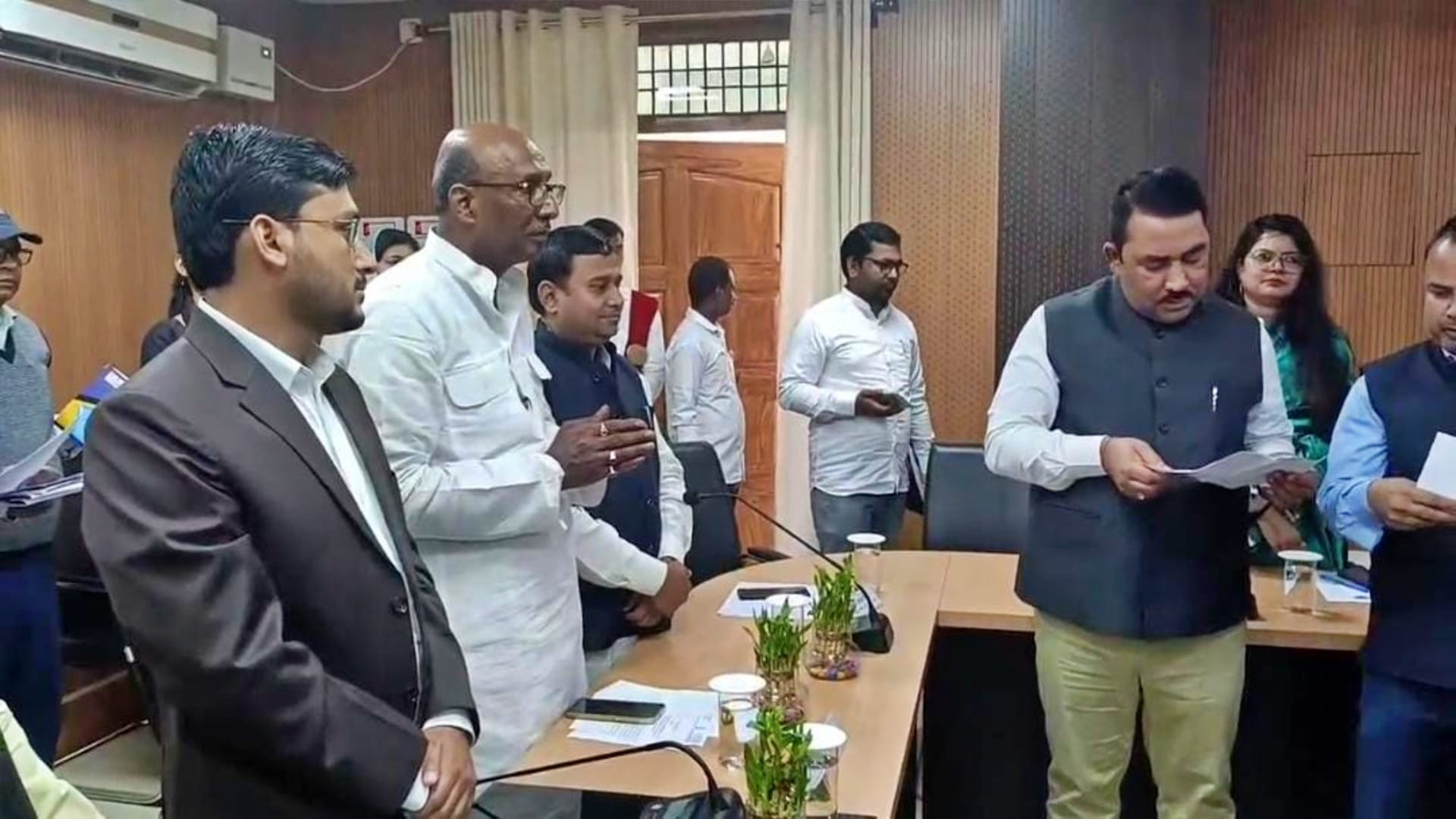 Muzaffarpur News: Provisional appointment letters handed over to teachers, MLC Vanshidhar Brajwasi opposed