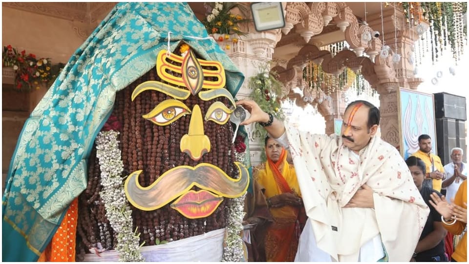 MP News: Pandit Pradeep Mishra Controversial statement Sehore Kubereshwar Dham