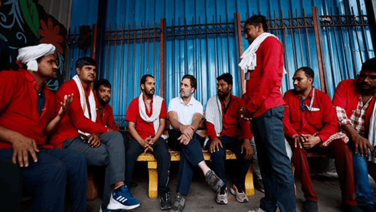 Rahul Gandhi reached New Delhi Railway Station met porters understood their problems