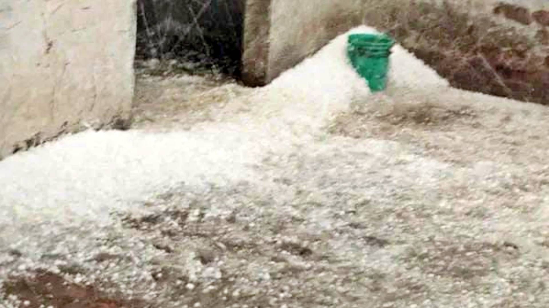 बारिश के साथ गिरे ओले