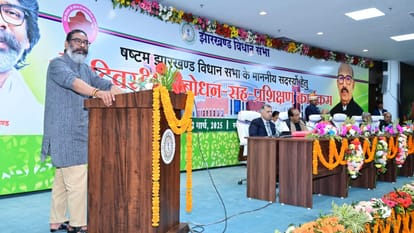 विधानसभा में विधायकों को संबोधित करते सीएम हेमंत सोरेन