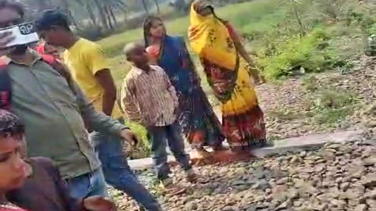 Samastipur Woman-man died after being hit by train on different railway tracks youth identified through mobile