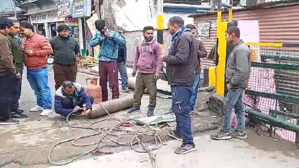 Traders and administration face to face as soon as repair of Saryu bridge begins in bageshwar