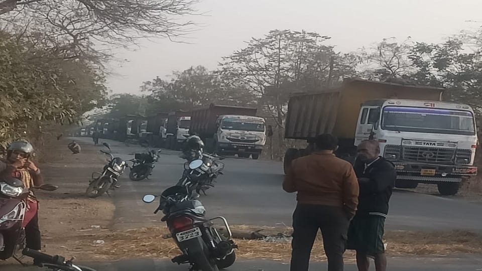 Bike rider dies in a road accident angry people blocked the road long queue of vehicles in Raigarh