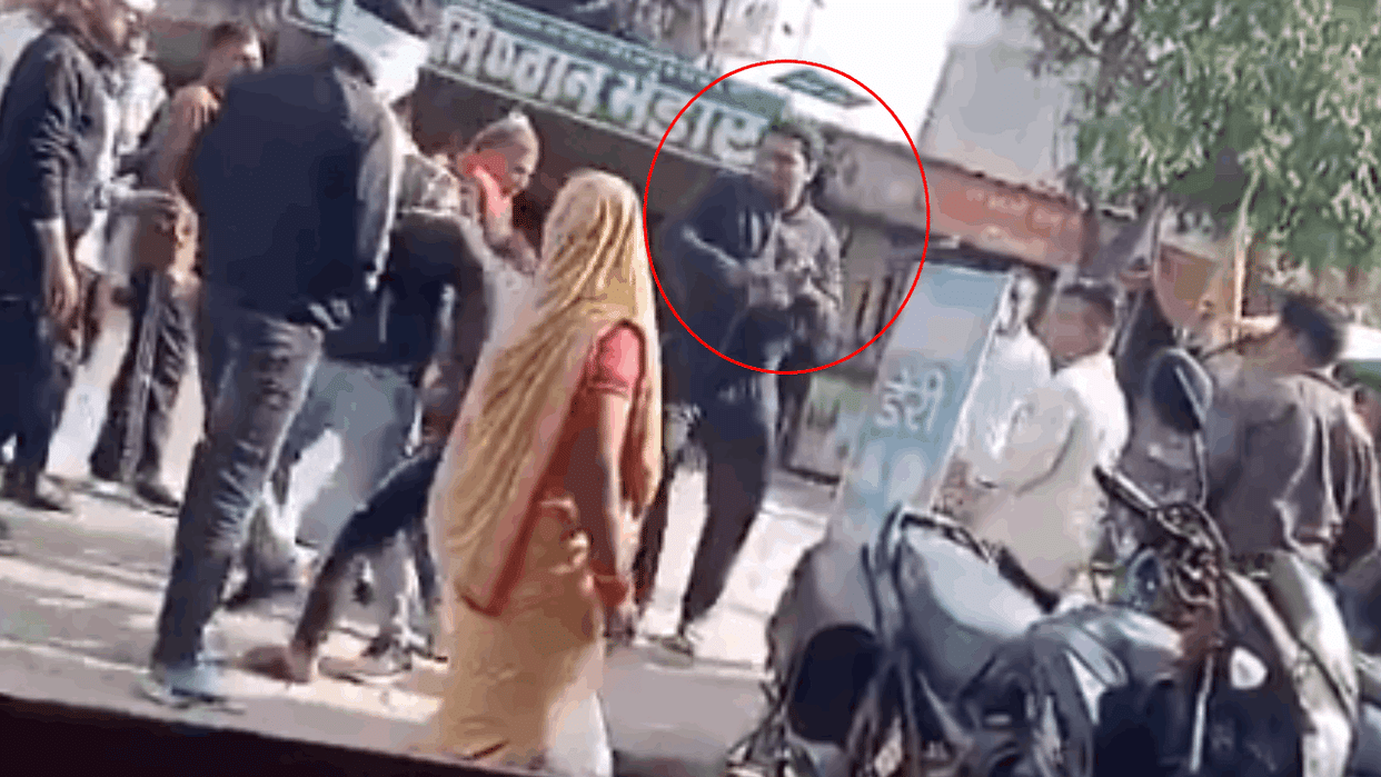 In the video contractor is seen beating the e-rickshaw driver
