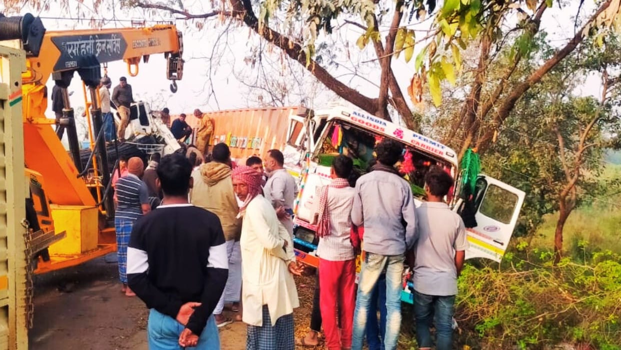 Azamgarh News Trailer and truck collide vehicle cut of cutter driver out