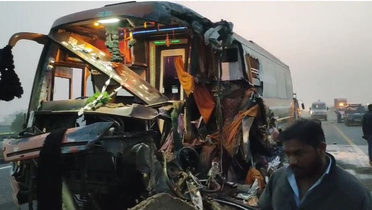 Up Road Accident News Truck And Double Decker Bus Collide On lucknow Expressway In agra