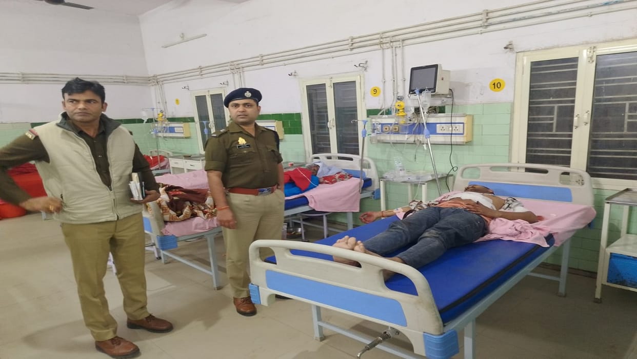 goons attacked the youth with knife FIR lodged against six accused in Bareilly