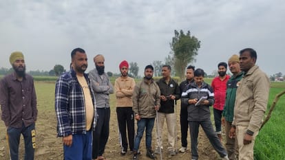 गजरौला क्षेत्र में हाथियों के बारे में ग्रामीणों से जानकारी करती वन विभाग की टीम।