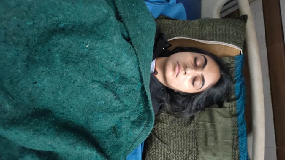 Agra Road Accident Seeing her husband trapped in bus cabin of bus helpless Anuradha kept screaming for help