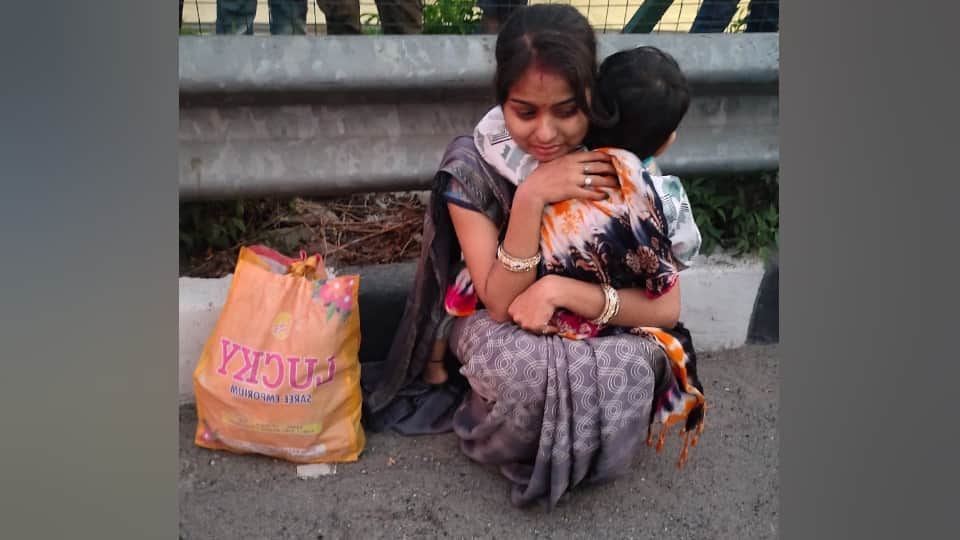 Agra Road Accident Seeing her husband trapped in bus cabin of bus helpless Anuradha kept screaming for help