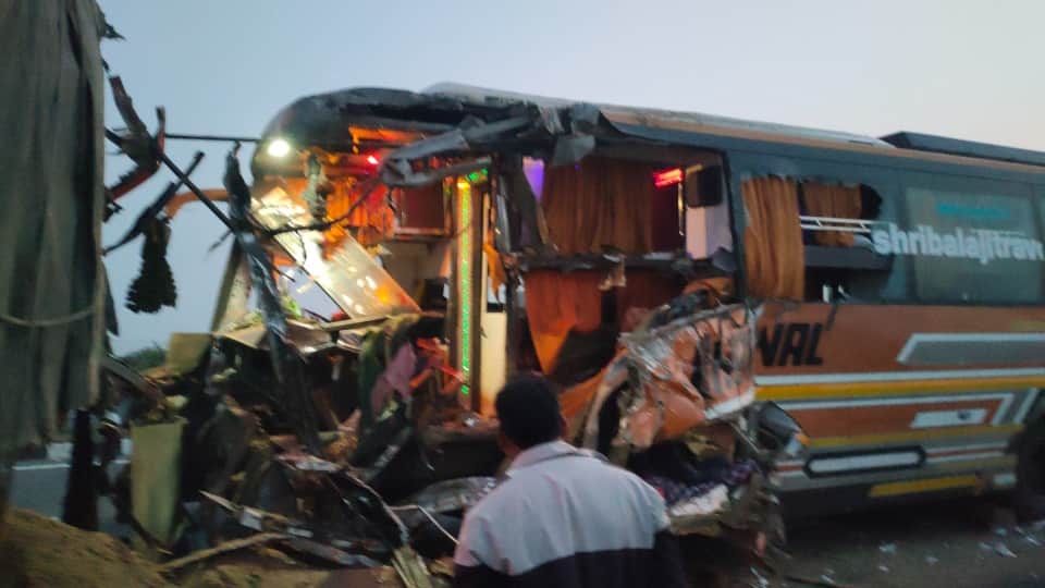 Agra Road Accident Seeing her husband trapped in bus cabin of bus helpless Anuradha kept screaming for help