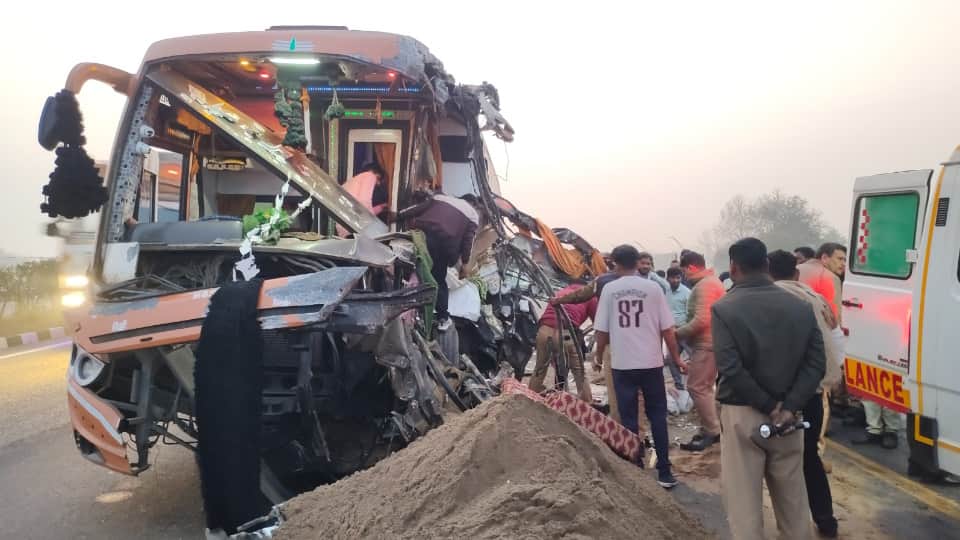 Agra Road Accident Seeing her husband trapped in bus cabin of bus helpless Anuradha kept screaming for help
