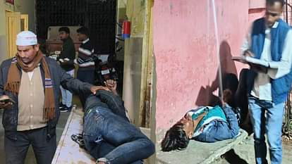 Bike collided with electric pole in Raebareli one youth died while three people were seriously injured