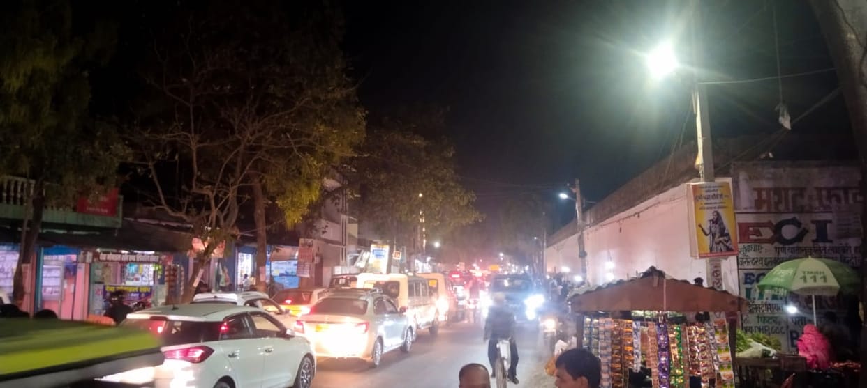 Ambedkarnagar: One and a half kilometer long jam on Ayodhya road.