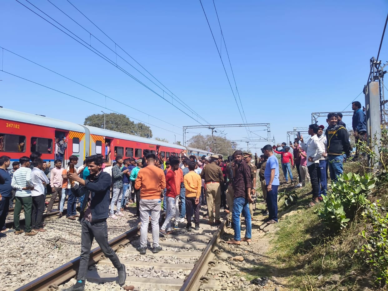 Ranchi Express stuck for hours at Barabanki station.