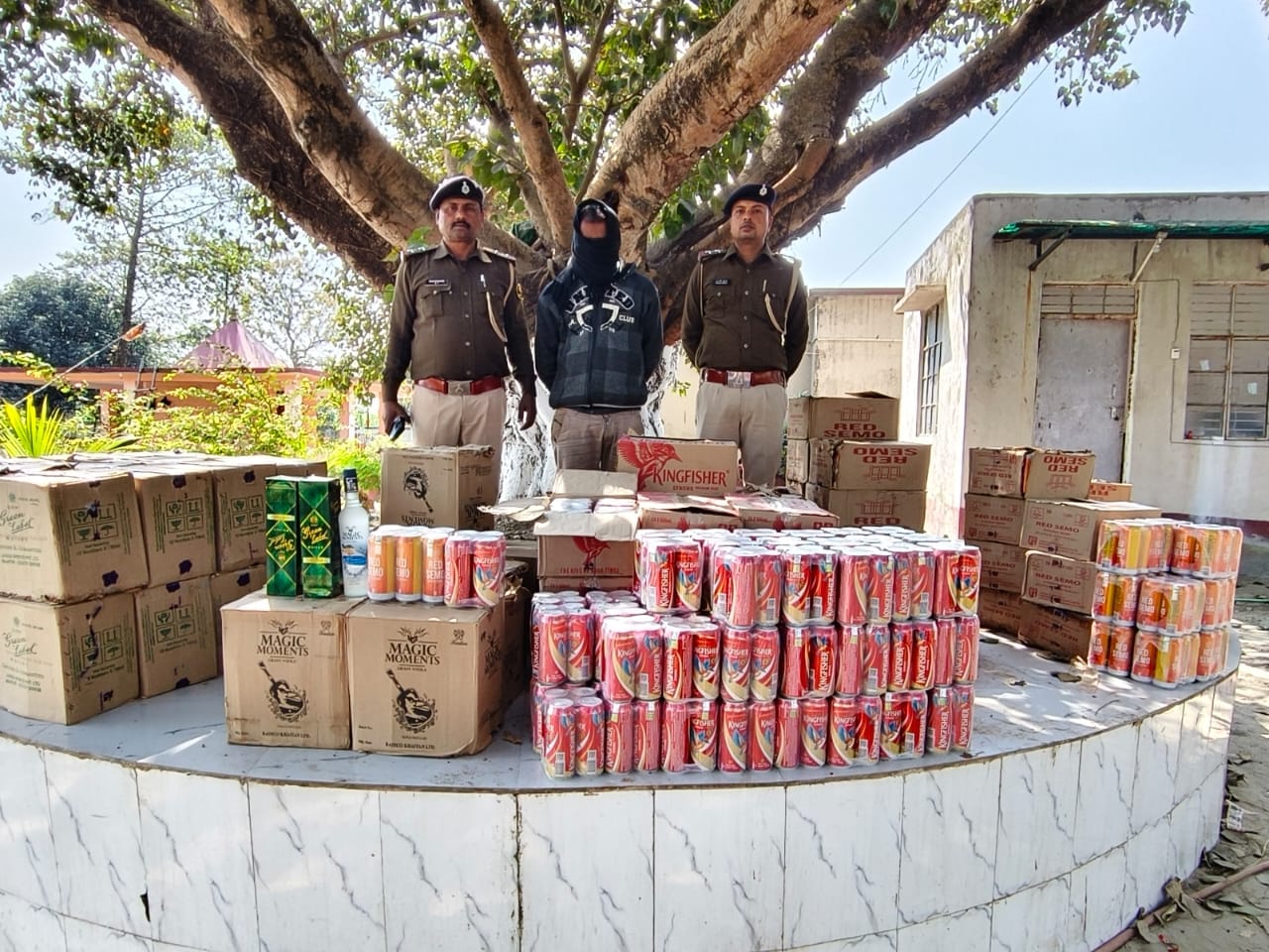 Alcohol smuggling in Bihar's Kishanganj, bottles were hidden under vegetables