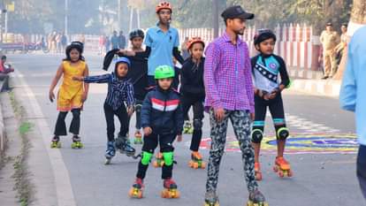 बनारस गिरी में शामिल युवा और बच्चे।