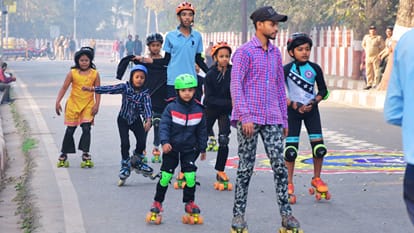 बनारस गिरी में शामिल युवा और बच्चे।