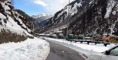 Chamoli News BRO opened Badrinath highway by cutting 11 feet iceberg