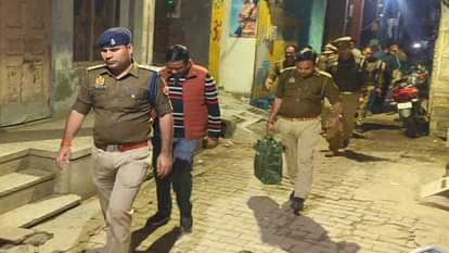 चूड़ी वाली गली से फोर्स के साथ निकलते सीओ सिटी