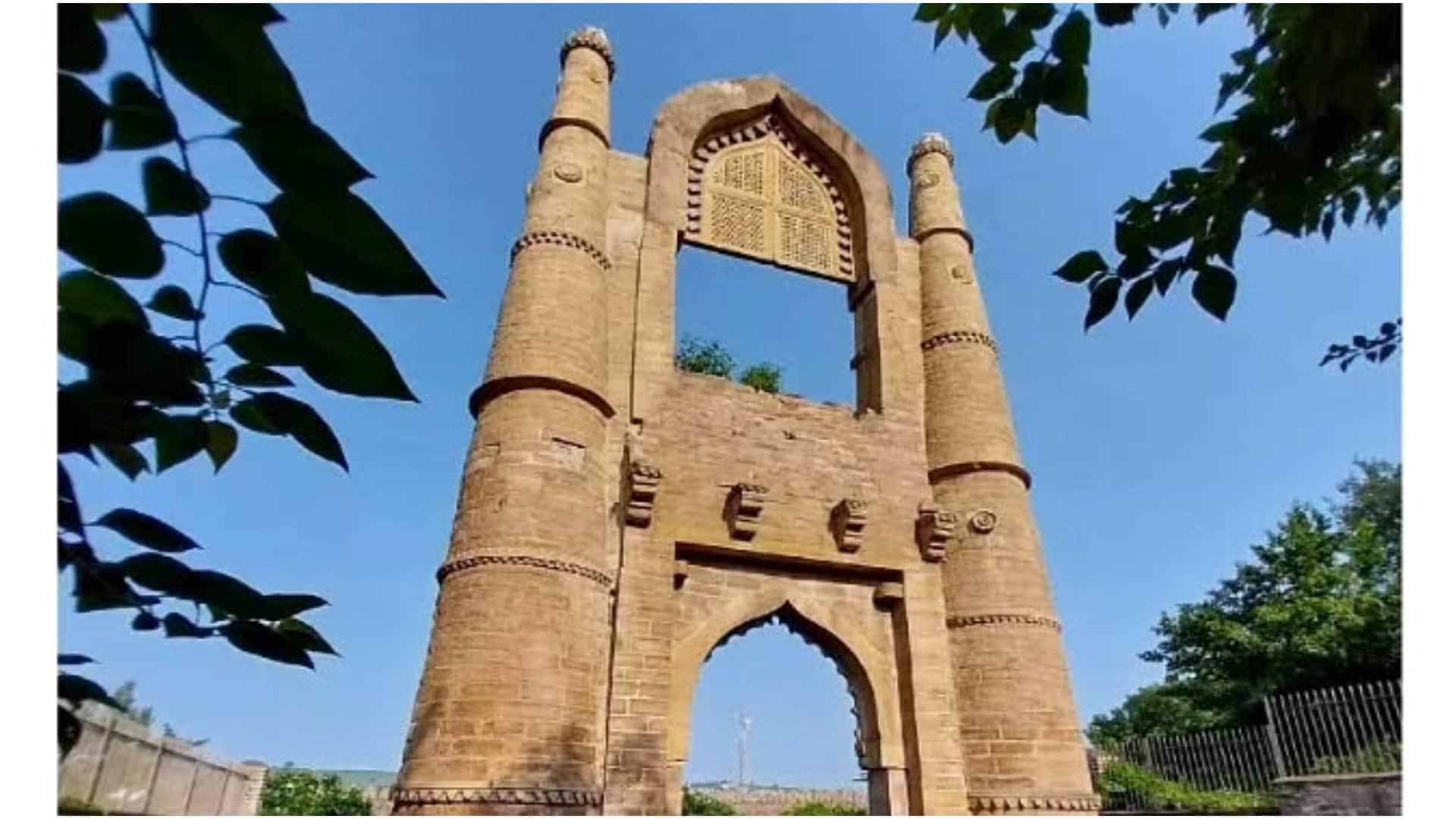 Tourist Places in Chanderi Madhya Pradesh travel destination Must Visit in Chanderi