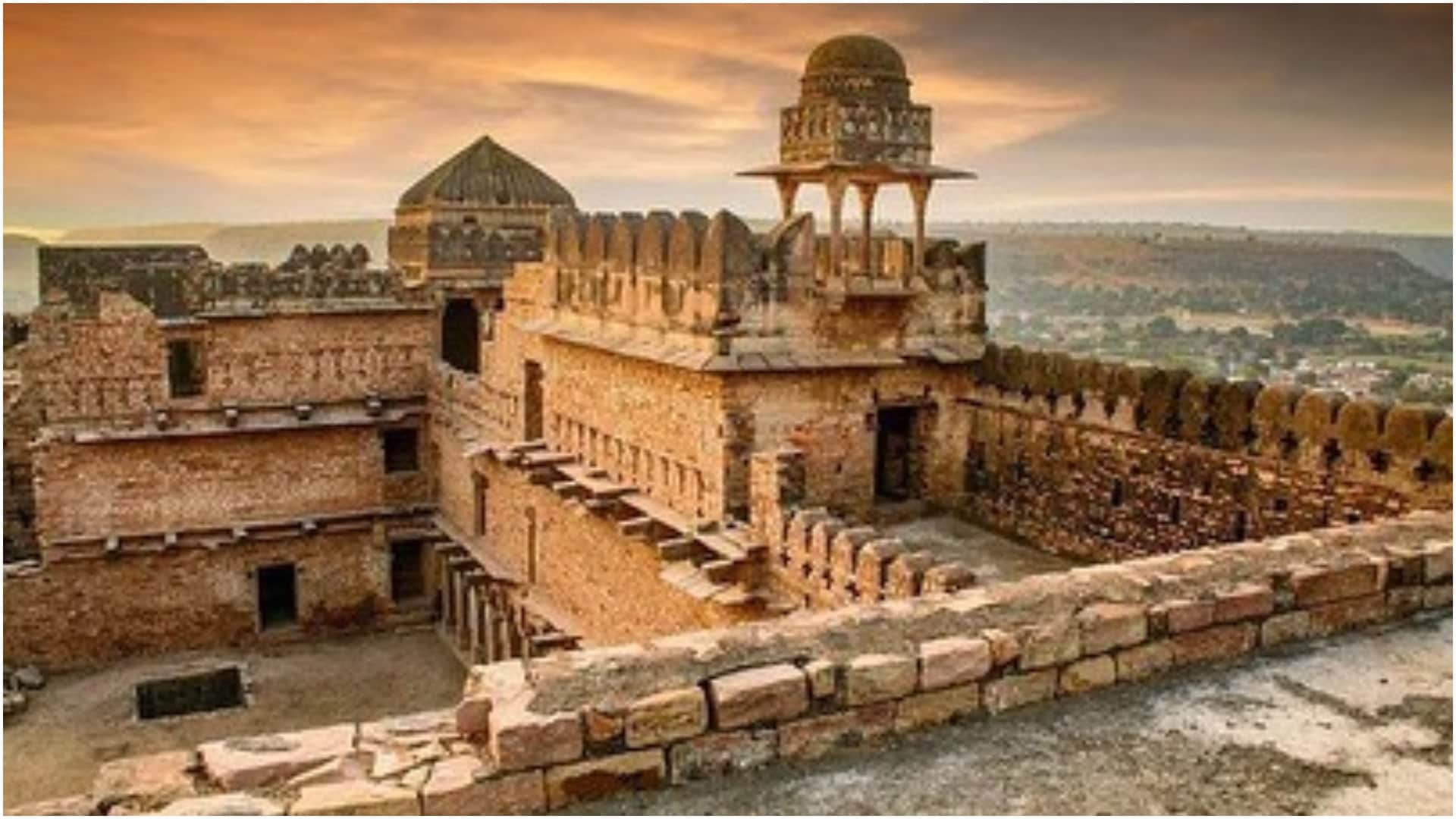 Tourist Places in Chanderi Madhya Pradesh travel destination Must Visit in Chanderi