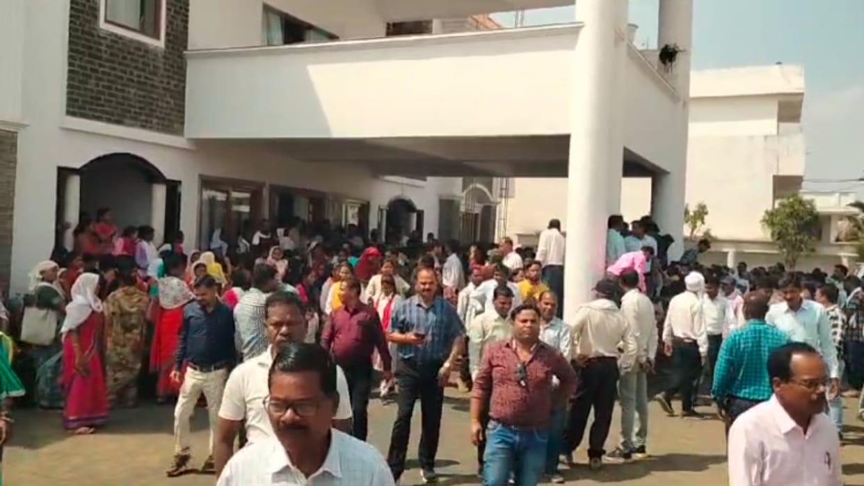 Dindori News: Thousands of employees took to the streets in protest against the Sarthak app