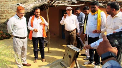 DM sonbhadra reached to inquire about fluoride victims instructed to supply water through tankers